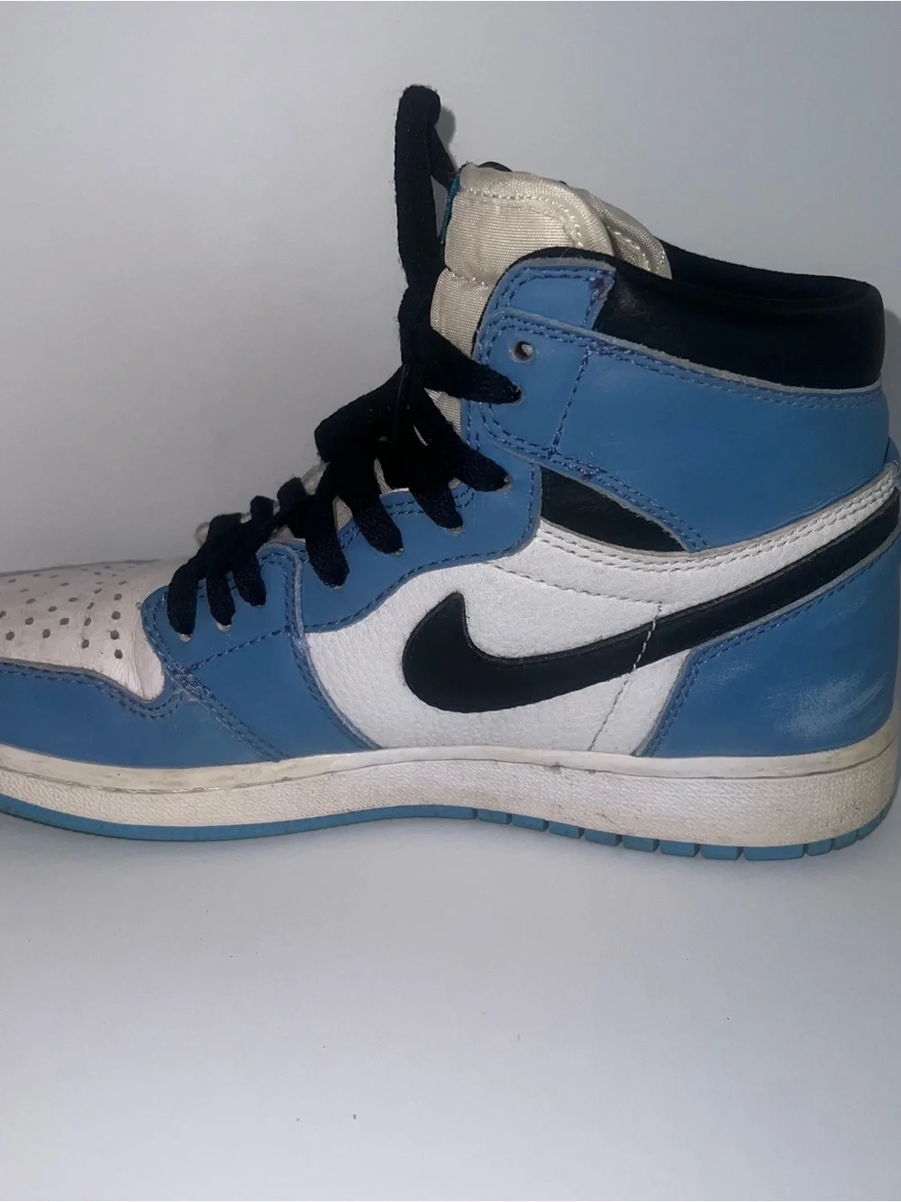 Air Jordan 1 Retro High OG University Blue 555088-134 kids (GS) size 4y Sneakers